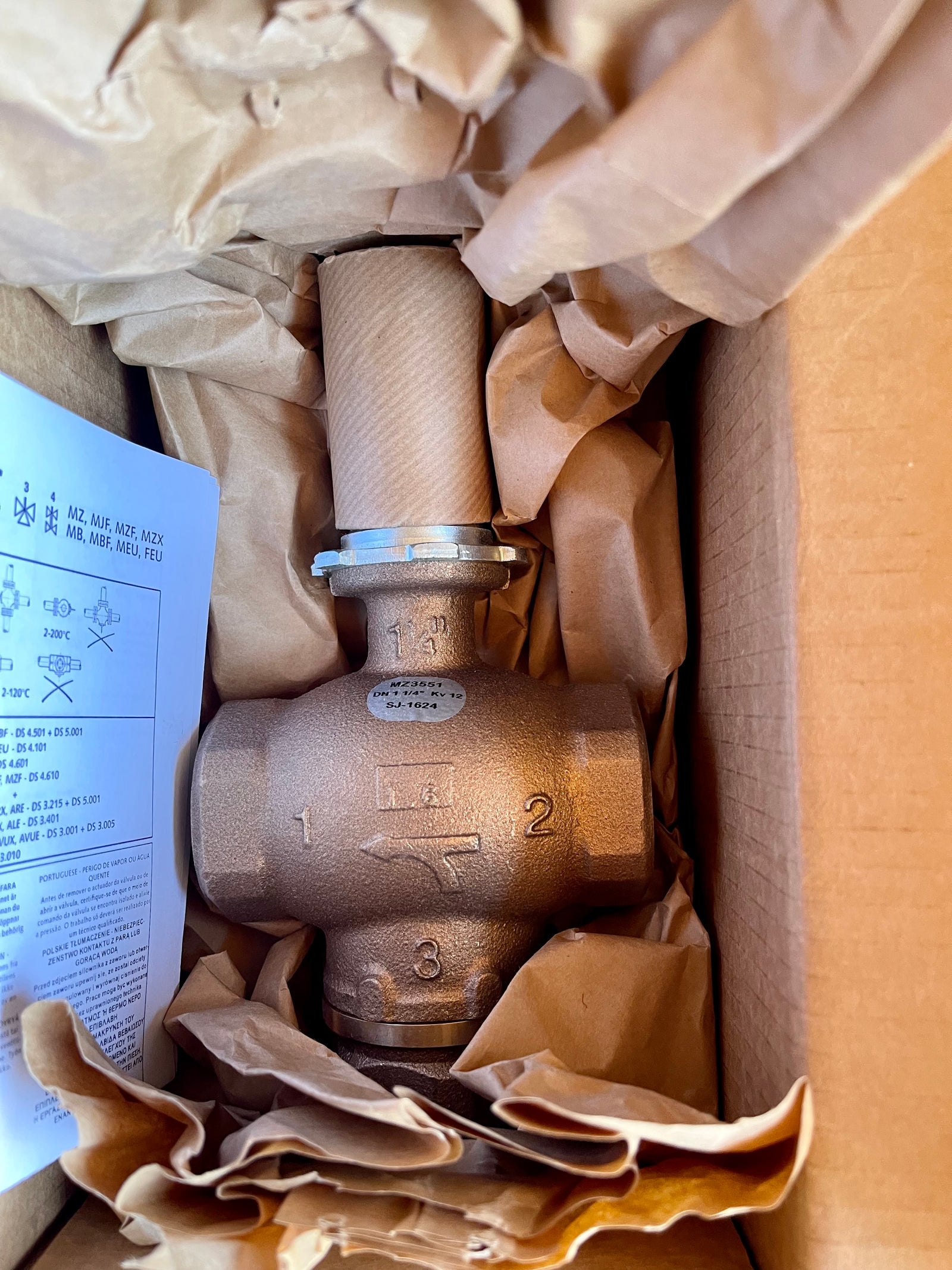 Satchwell MZ 3551 Schneider Electric 3 port Actuated Valve, 1-1/4in #3266