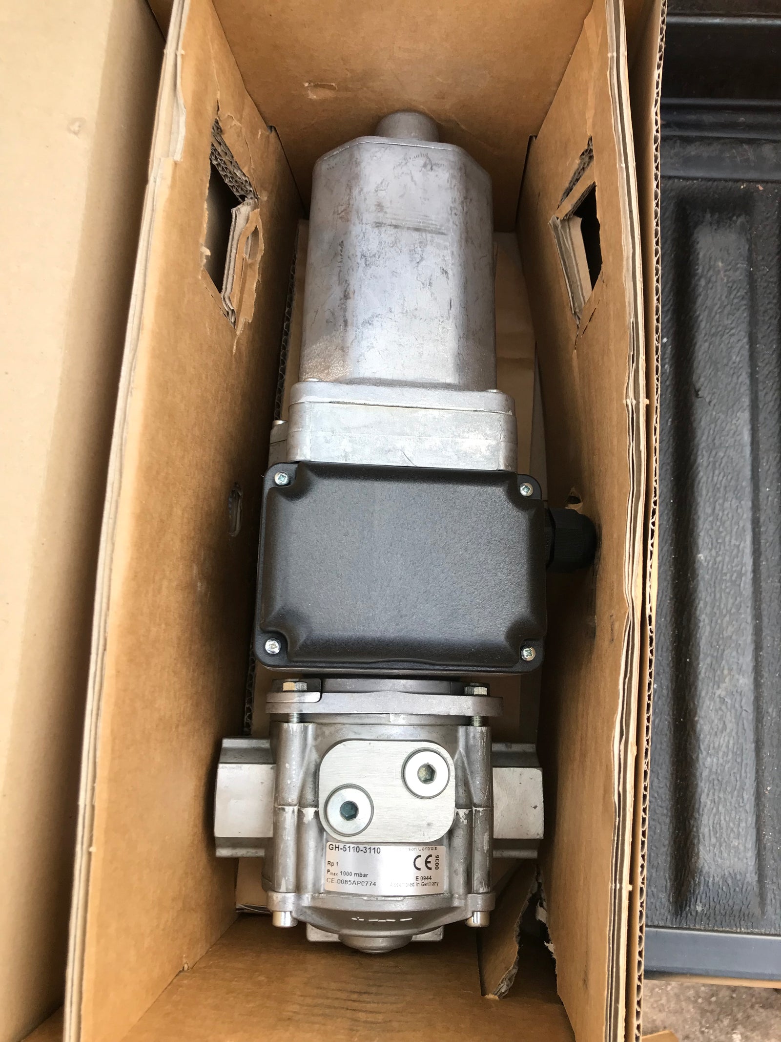 Johnson Controls GH-c 230v solenoid gas valve  #1446 VAT